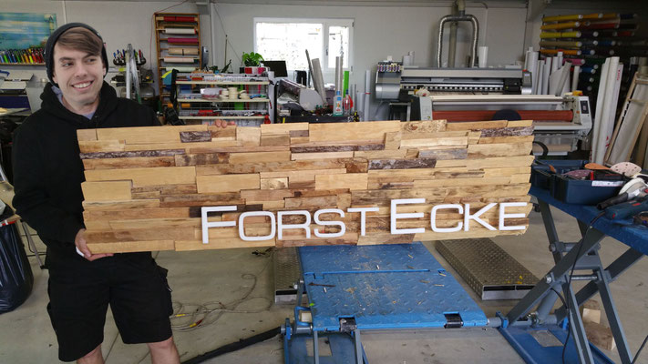 Echtholz Multilayerschild mit gefrästen Buchstaben