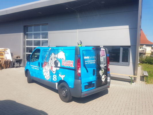 Vollverklebter Carwrapping Renault Traffic Fahrzeugbeschriftung Slush Puppy