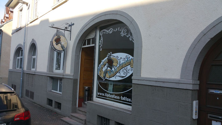 Schmiedeeisener Ausleger mit gefrästem Schild - Tintenfass Tätowierhandeerk, Emmendingen