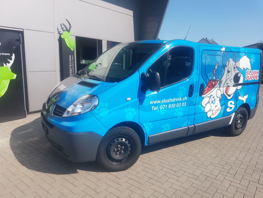 Vollverklebter Carwrapping Renault Traffic Fahrzeugbeschriftung Slush Puppy
