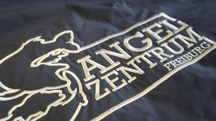 Sweatshirt bestickt besticken lassen StyleWerk Werbetechnik Angelzentrum Freiburg