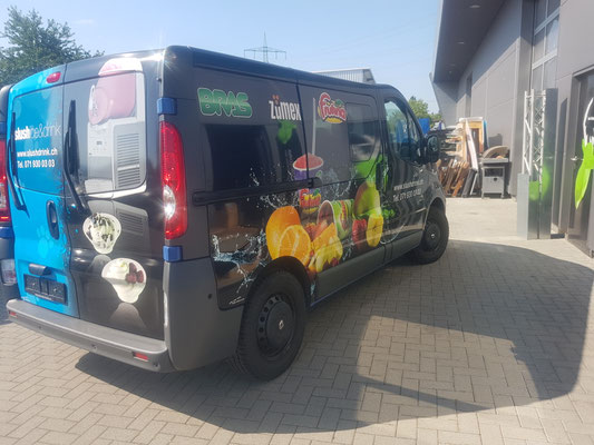 Vollverklebter Carwrapping Renault Traffic Fahrzeugbeschriftung Slush Puppy