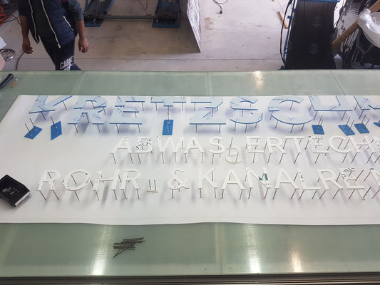 Fräsbuchstaben gefräste Buchstaben Fassadenbeschirftung Acrylbuchstaben CNC Fräsen StyleWerk Werbetechnik 