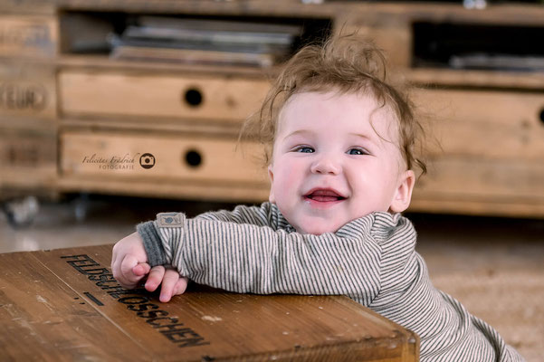  Babyfotos zu Hause, Homestory mit Geschwistern – Felicitas Frädrich Fotografie