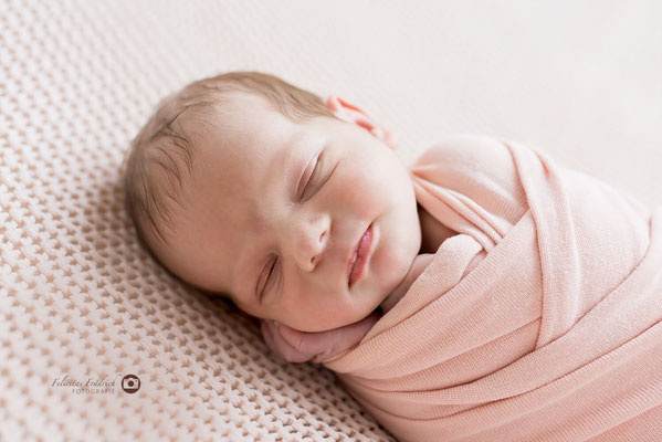  Neugeborenenfotografie in zartem rosa– Babyfotoshooting in Heitersheim – Felicitas Frädrich Fotografie