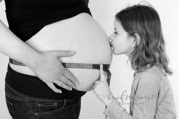 Babybauch mit Schwester, Studio Babybauchshooting