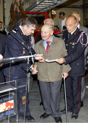 Alfred Elser a remis à l’œuvre des pupilles des pompiers la somme de 620€, le résultat de la vente de fleurs qu’il réalise chaque année