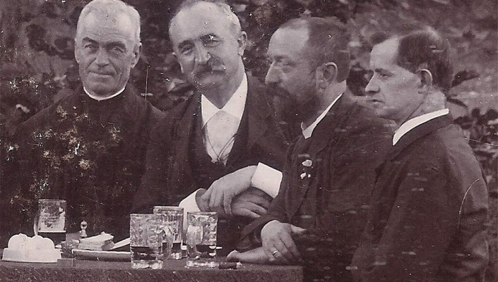 Bürgermeister Theodor Mooren (2.v.l.); das Foto aus der Sammlung des EGMV zeigt ihn mit Rektor Lamby und den Stadtverordneten Richard Warlimont und Jakob Cloot bei einem Fest des Eupener Verschönerungsvereins.