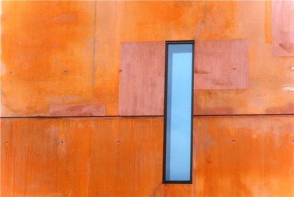 orange und blau, das Kulturhaus in Brest