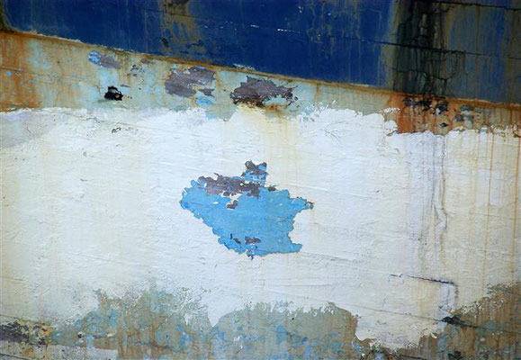  die alte rostende Bordwand mit dem blauen Feck