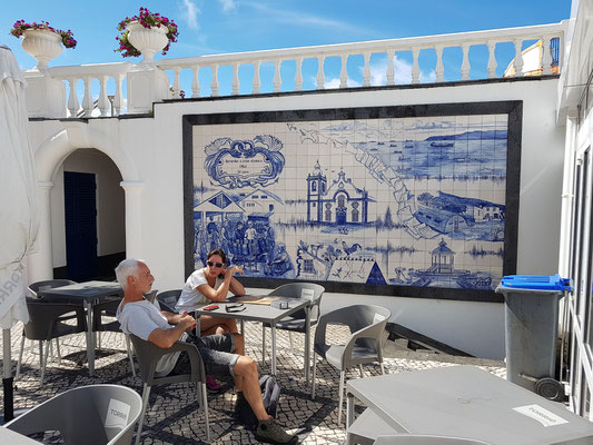 Restaurant Açor gegenüber der Kirche, mit Azulejos