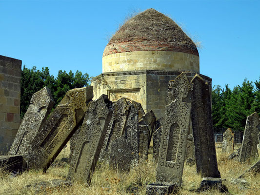 Grabsteine am Yeddi Gumbaz Mausoleum