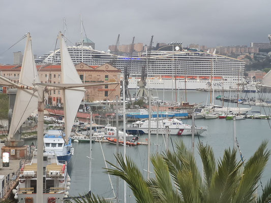 Blick vom Restaurant Eataly in den Hafen von Genua