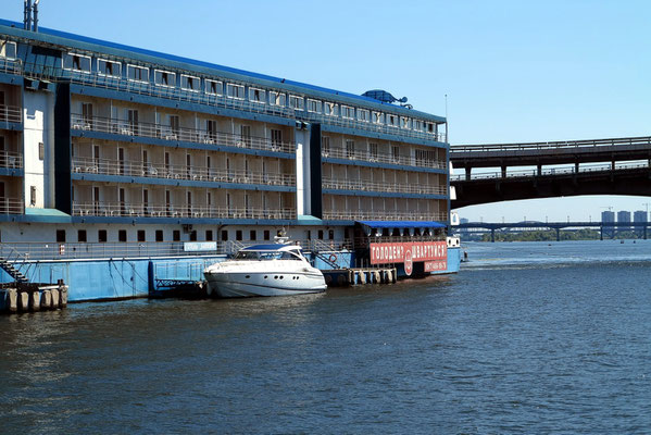 Bakkara Hotel am Dnipro (Flussseite)