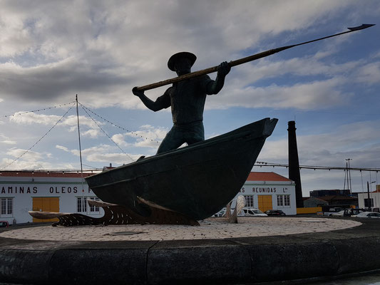 Walfangboot und Harpunier (Trocador), Skulptur im Hafen von São Roque do Pico