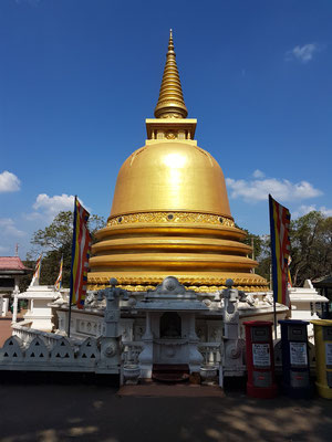 Stupa von Dambulla. Der Stupa ist ein buddhistisches Bauwerk, das Buddha selbst und seine Lehre, den Dharma, symbolisiert.