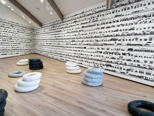 Ai Weiwei (geb. 1957): Odyssey, 2017, Wallpaper, und Tyres, 2016, Marmor