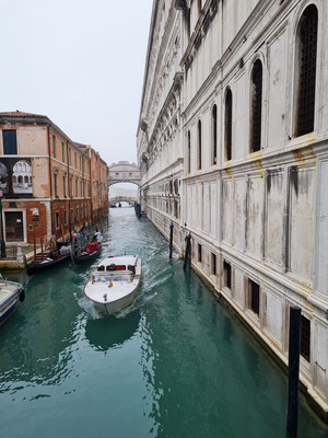 Rio di Palazzo mit Seufzerbrücke, rechts der Dogenpalast