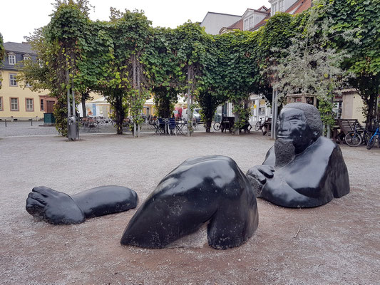 "Versunkender Riese" auf dem Frauenplan, Skulptur aus dem vulkanischem Gestein Pikrit von Walter Sachs, 1992