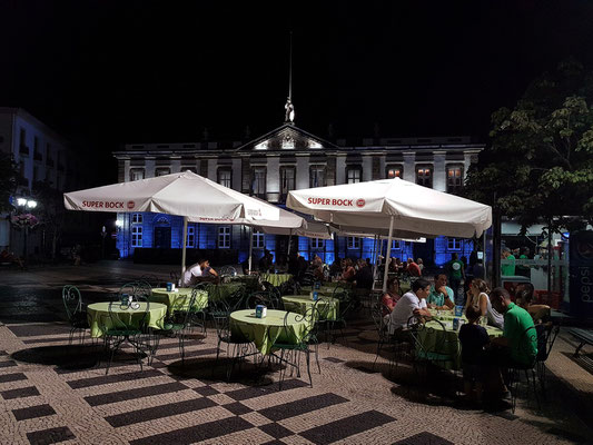 Abends zum Wein auf der Praça Velha, im Hintergrund das Rathaus