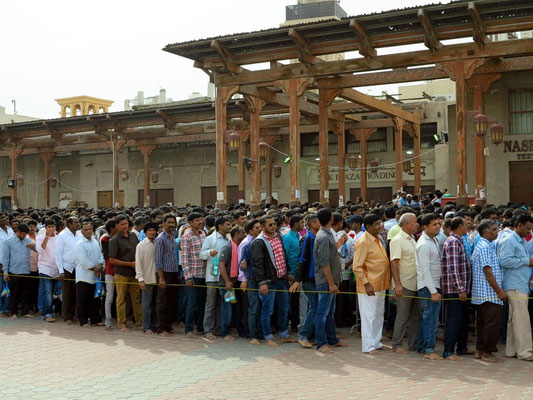 Hindus vor dem Shiva-Tempel