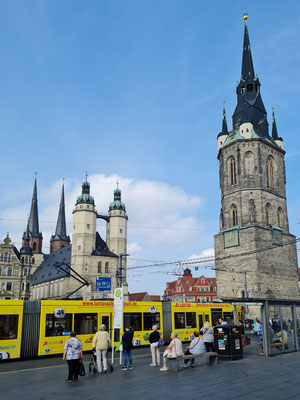 Halle (Saale), Marktkirche Unser lieben Frau (links) und Roter Turm (rechts). Die Marktkirche und der Rote Turm bilden zusammen das Wahrzeichen der „Fünf Türme“.