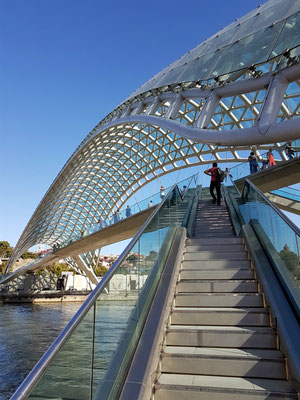 Fußgängeraufgang zur Friedensbrücke