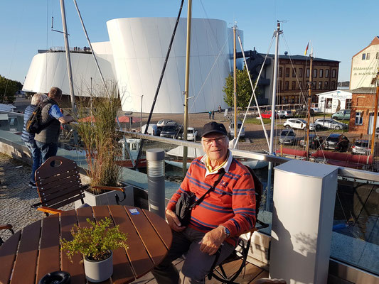 Auf der Terrasse des Fritz Braugasthauses, Blick auf das Ozeaneum