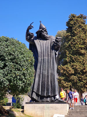 Die Statue Bischof Gregors von Nin (900–929) von Ivan Meštrović auf dem Platz vor der Porta Aurea