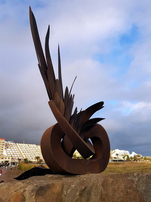 Moderne Eisenskulptur an der Calle Acantilado