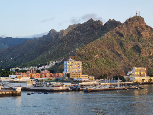 Hafen von Santa Cruz de Tenerife mit Anaga-Gebirge