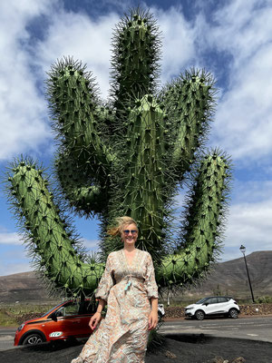 Metallskulptur eines Pachycereus am Eingang