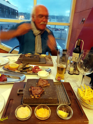 Im Restaurante Canto da Doca mit eigener Zubereitung auf dem heißen Stein