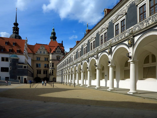 Stallhof , Ende des 16. Jh., mit Arkadengang und Wappen der sächsischen Länder