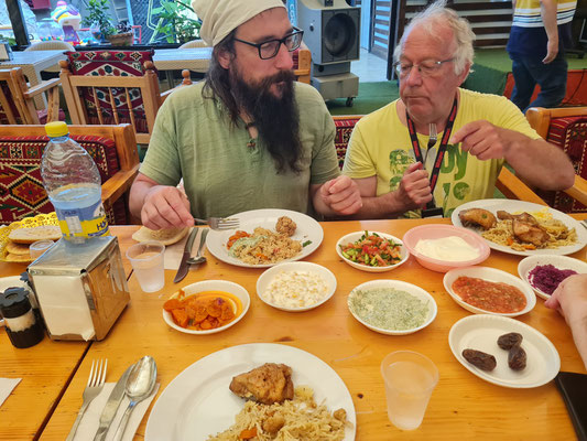 Mittagessen in Jericho mit Reis- und Gemüseeintopf und typischen Beilagen, dazu nach Belieben Hähnchenfleisch