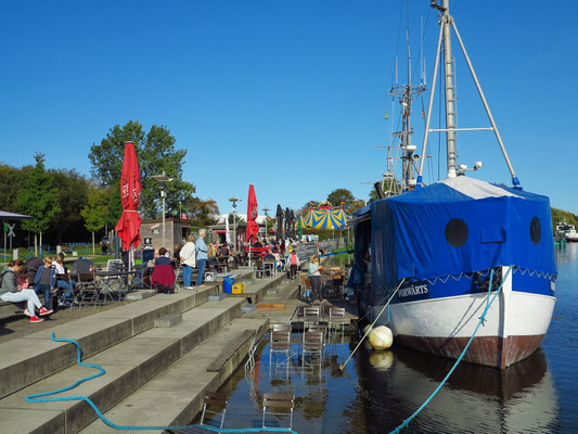 Verkauf von Fischbrötchen im alten Stadthafen