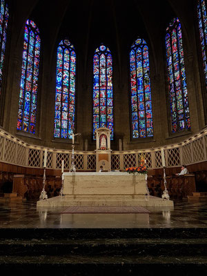  Kathedrale unserer lieben Frau (Cathédrale Notre-Dame), Altar und Chorraum 