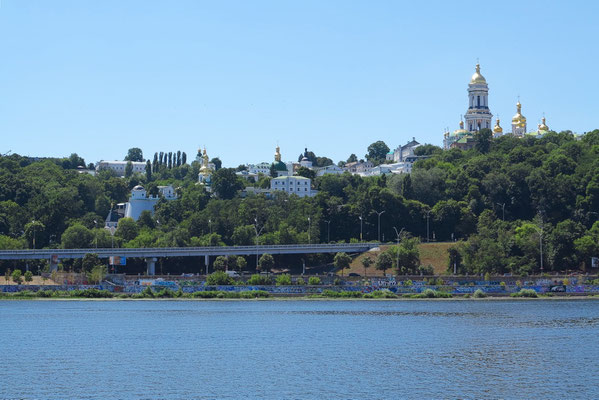 Blick vom Dnepr nach W auf das Höhlenkloster (Pechersk Lavra)