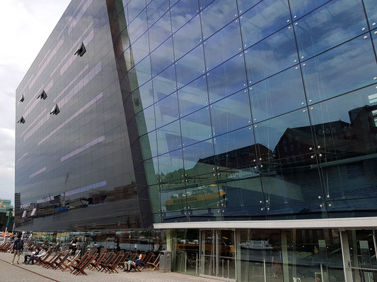 Königliche Bibliothek "Den Sorte Diamant". Blick auf die schwarze, sich neigende Fassade aus poliertem Granit