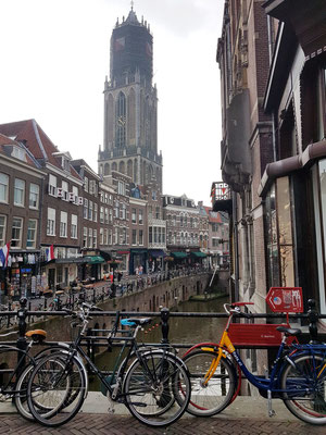 Utrecht, Blick von der Oudegracht nach Süden auf den höchsten Kirchturm der Niederlande (112 m)