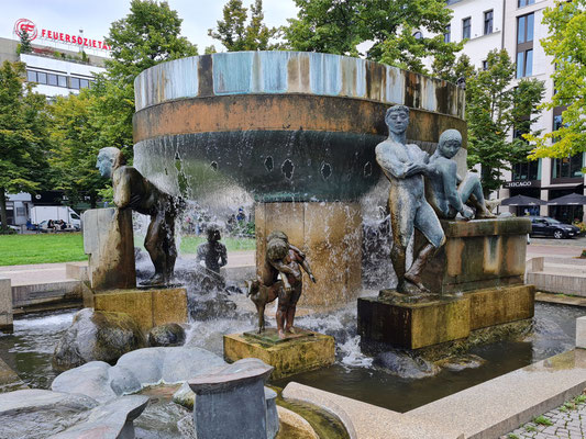 Südbrunnen "Lebensalter" auf dem Wittenbergplatz, nach Entwürfen des Bildhauers Waldemar Grzimek, 1985 fertiggestellt