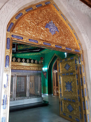 Eingang zu den Gräbern in der Moschee