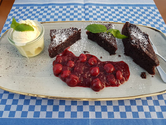 Lauwarmer Schokoladen-Porter-Brownie mit eingeweckten Gewürzkirschen und Vanilleeis 