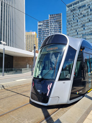 Moderne Tram nahe der Haltestelle Philharmonie