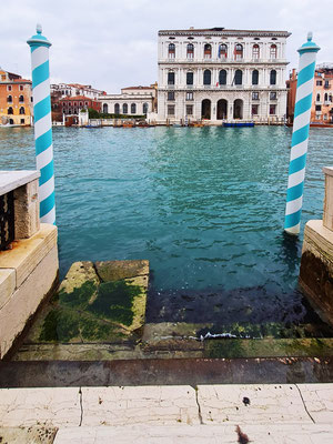 Blick von der Anlegestelle von Peggy Guggenheim Collection auf den Palazzo Corner della Ca' Granda