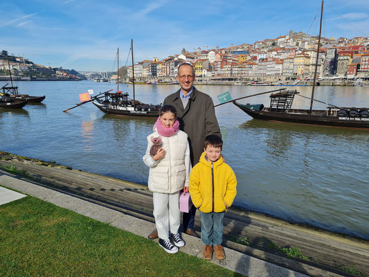 Am Ufer des Douro mit Blick zur Altstadt von Porto