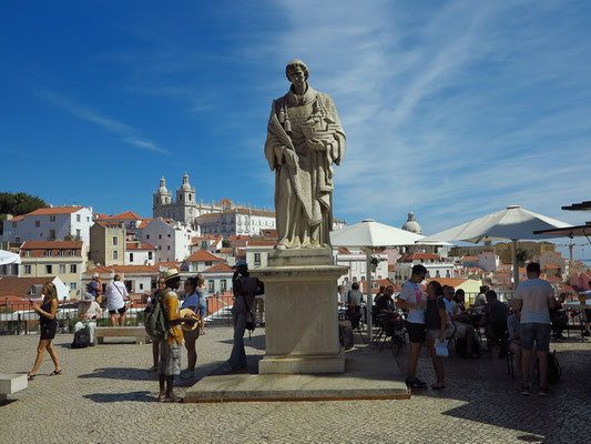 Blick aus der historischen Tram 28 auf Miradouro das Portas do Sol (Alfama)