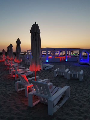 Strandpavillon von Schusters Strandbar nach Sonnenuntergang