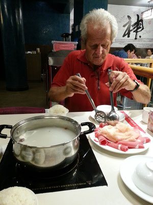 Mit Rochus (Rocky) Lessiak im Restaurant Xiao Weih Yang Hotpot in Deira