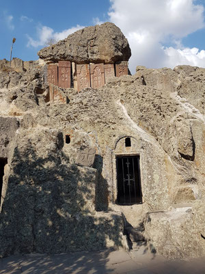 Felsenkapelle mit Kreuzsteinen